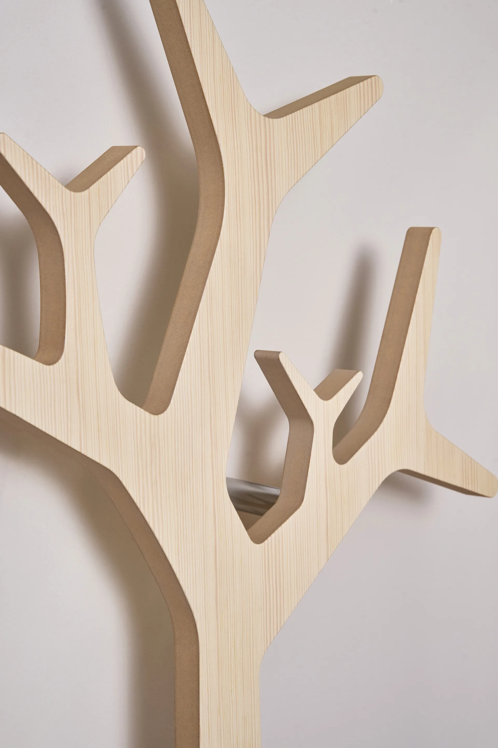 Perchero de pared Tree wall Special Edition 194 cm, Pino con acabado blanco Swedese