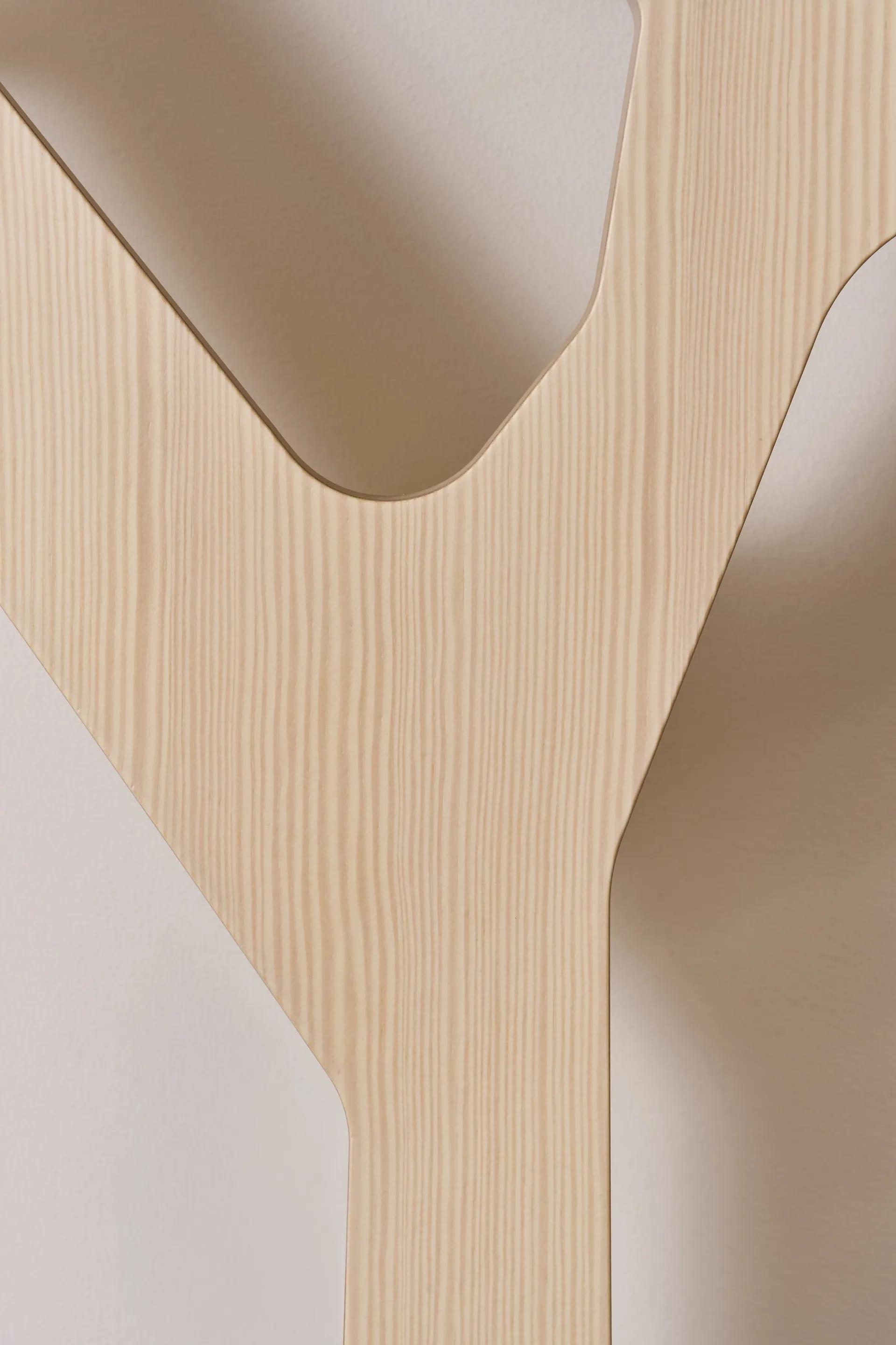 Perchero de pared Tree wall Special Edition 194 cm, Pino con acabado blanco Swedese