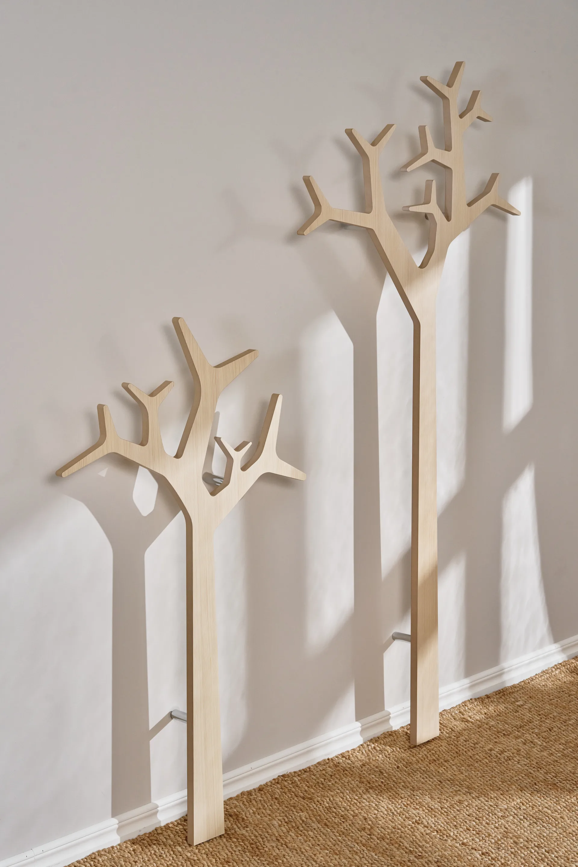 Perchero de pared Tree wall Special Edition 194 cm, Pino con acabado blanco Swedese