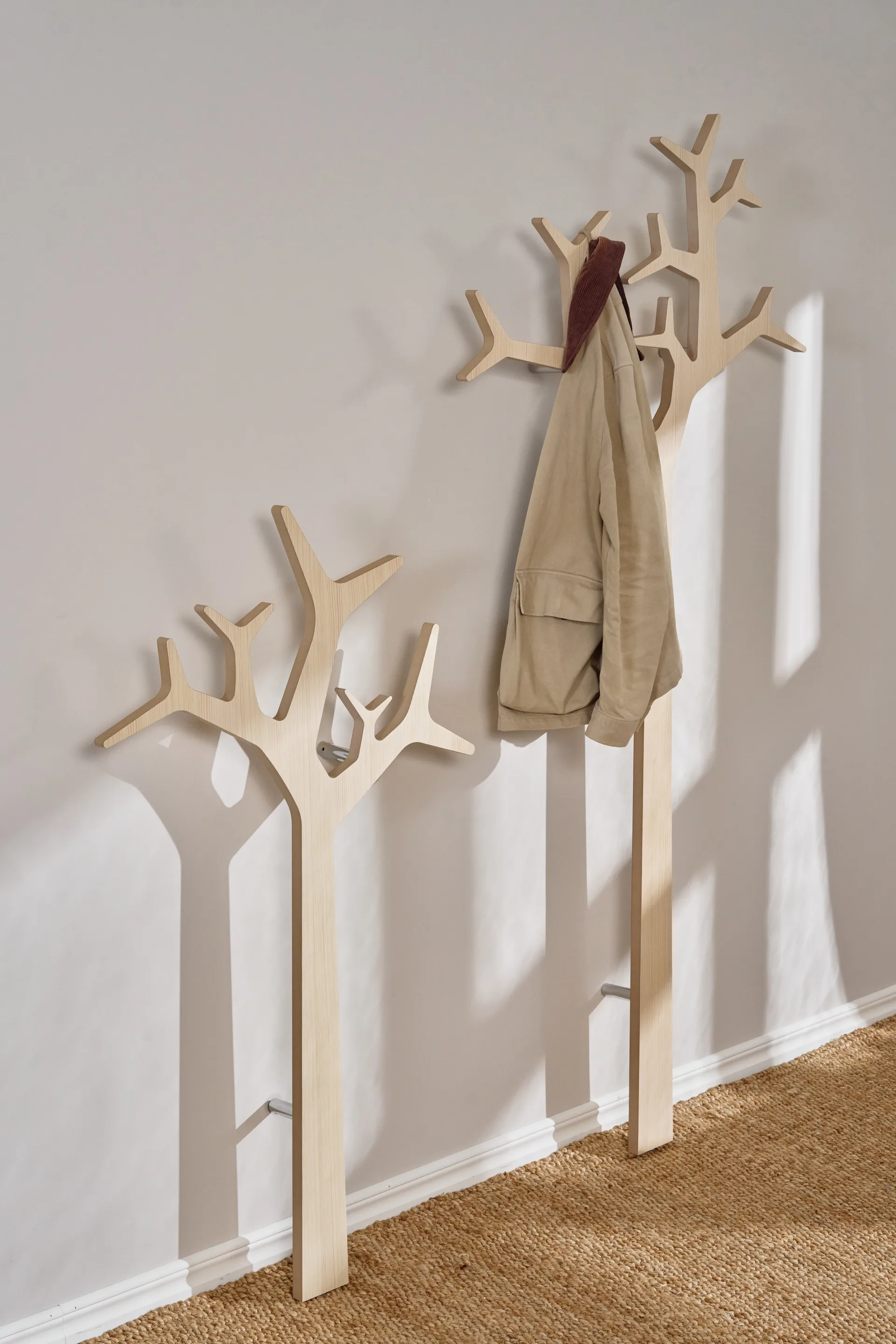 Perchero de pared Tree wall Special Edition 194 cm, Pino con acabado blanco Swedese