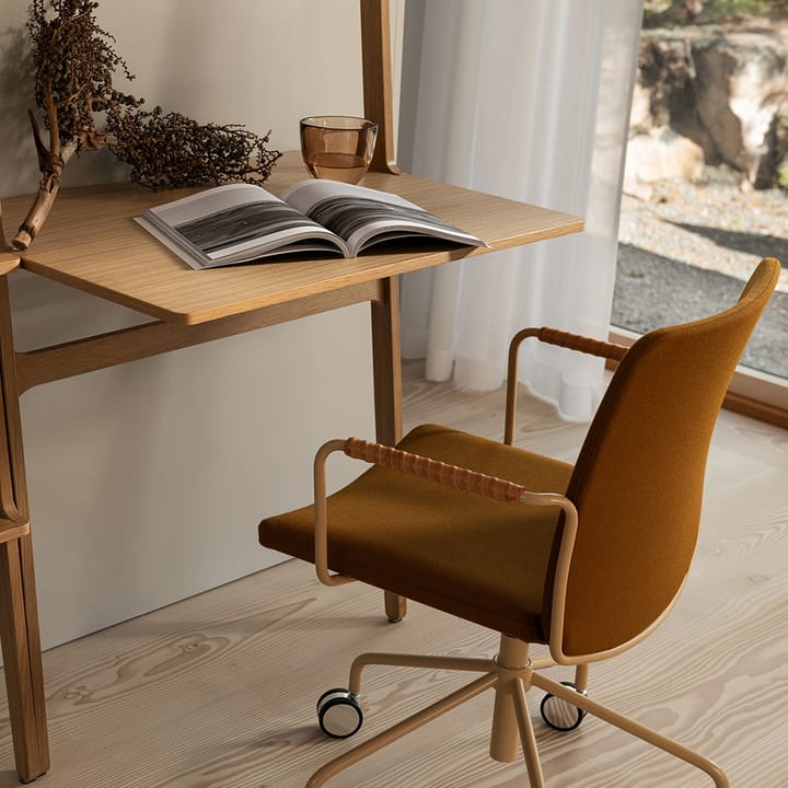 Silla de oficina elevable/bajable sin basculación Stella, Cuero elmosoft 99999 negro, base de cromo, respaldo flexible Swedese