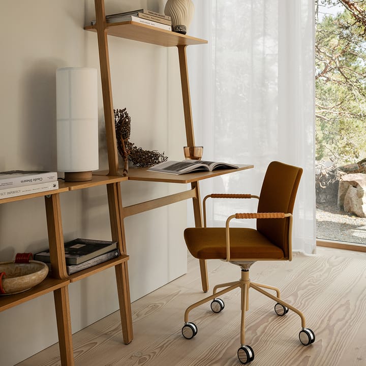 Silla de oficina elevable/bajable sin basculación Stella - Cuero elmosoft 99999 negro, base de cromo, respaldo flexible - Swedese