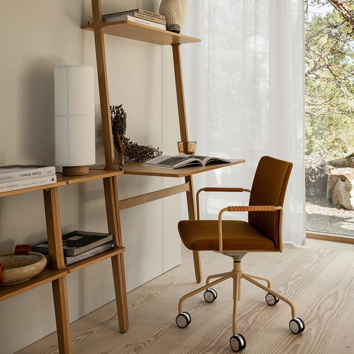 Silla de oficina elevable/bajable sin basculación Stella, Cuero elmosoft 99999 negro, base de cromo, respaldo flexible Swedese