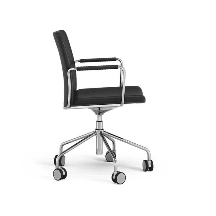 Silla de oficina elevable/bajable sin basculación Stella, Cuero elmosoft 99999 negro, base de cromo, reposabrazos forrado en cuero, respaldo flexible Swedese