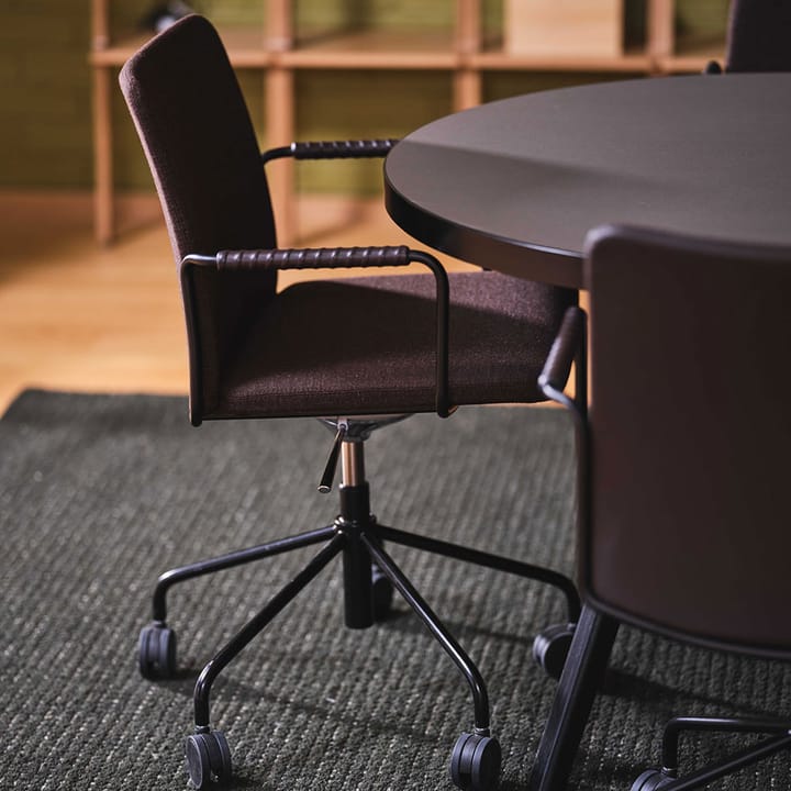 Silla de oficina elevable/bajable sin basculación Stella, Cuero elmosoft 99999 negro, base de cromo, respaldo flexible Swedese