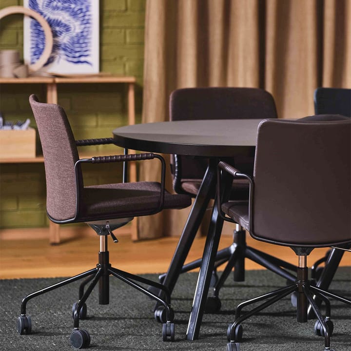 Silla de oficina elevable/bajable sin basculación Stella, Cuero elmosoft 99999 negro, base de cromo, respaldo flexible Swedese