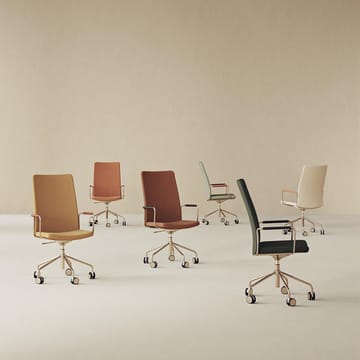 Silla de oficina Stella alta elevable/bajable sin basculación - Cuero elmosoft 54035 konjak, cromo, altura del asiento regulable - Swedese