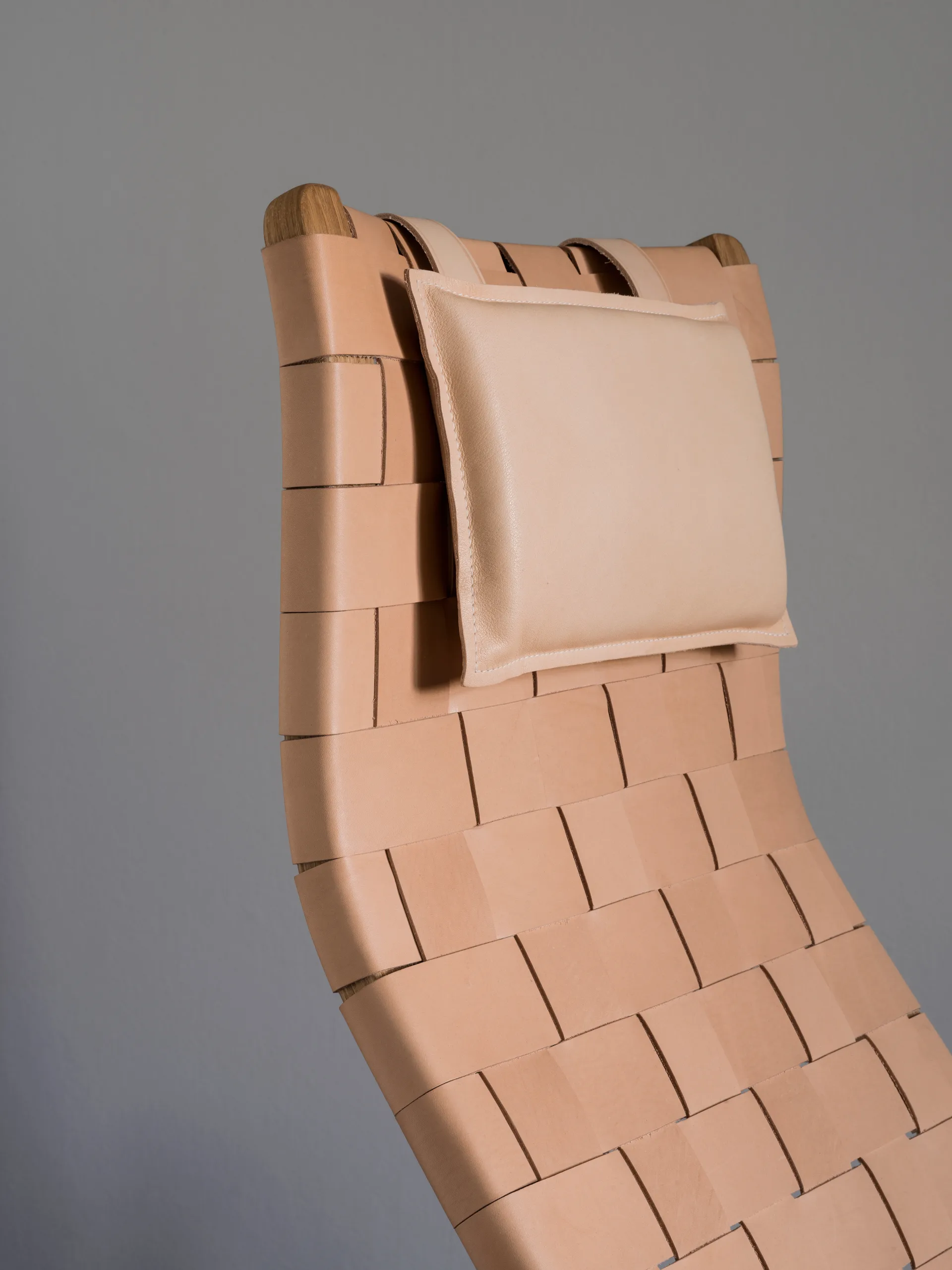 Sillón alto Primo con cojín para cuello roble aceitado, Correa de cuero rojo marrón Swedese