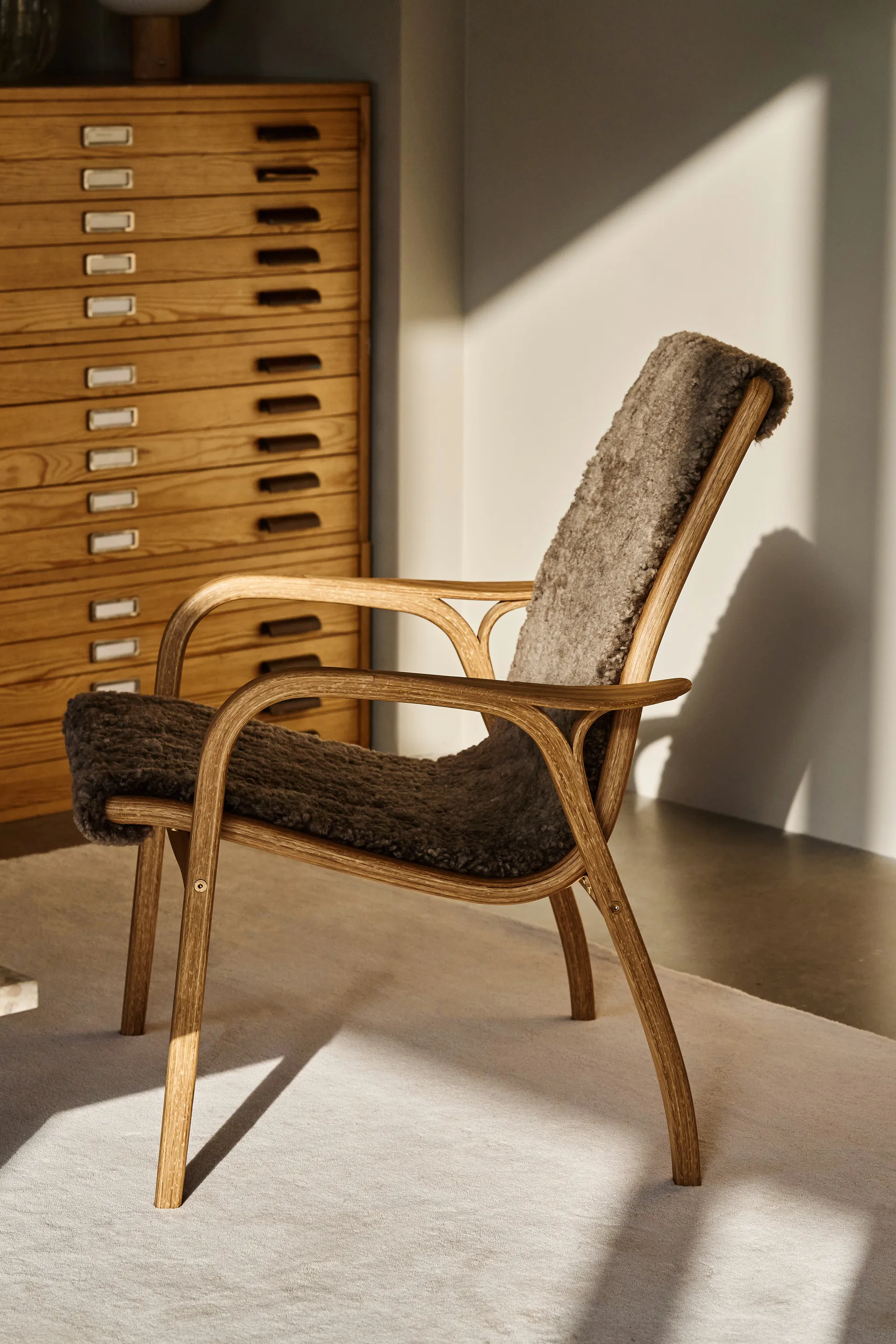 Sillón Laminett roble aceitado/piel de oveja, Sahara (marrón turrón) Swedese