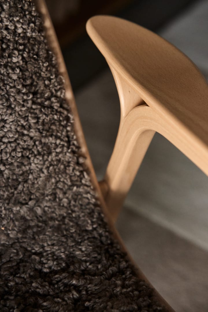 Sillón Lamino haya lacada/piel de oveja, Sahara (marrón turrón) Swedese