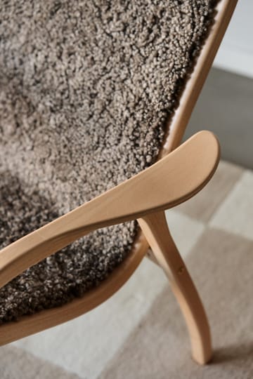 Sillón Lamino haya lacada/piel de oveja - Sahara (marrón turrón) - Swedese