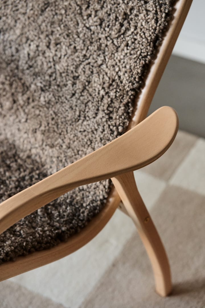 Sillón Lamino haya lacada/piel de oveja, Sahara (marrón turrón) Swedese