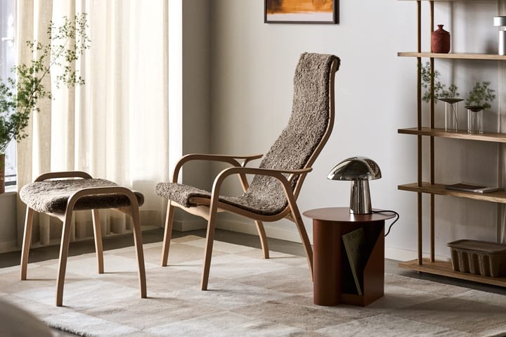Sillón Lamino haya lacada/piel de oveja, Sahara (marrón turrón) Swedese
