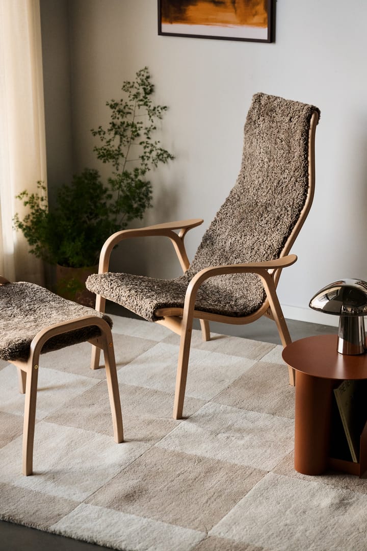 Sillón Lamino haya lacada/piel de oveja, Sahara (marrón turrón) Swedese