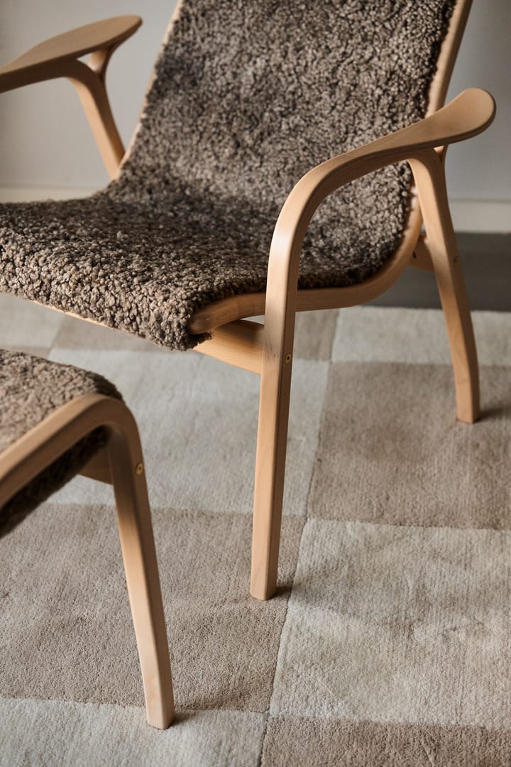 Sillón Lamino haya lacada/piel de oveja, Sahara (marrón turrón) Swedese