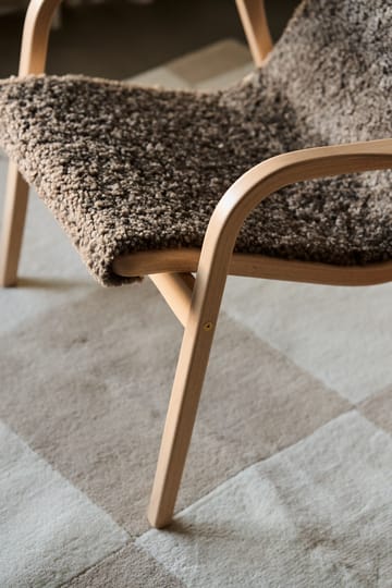 Sillón Lamino haya lacada/piel de oveja - Sahara (marrón turrón) - Swedese