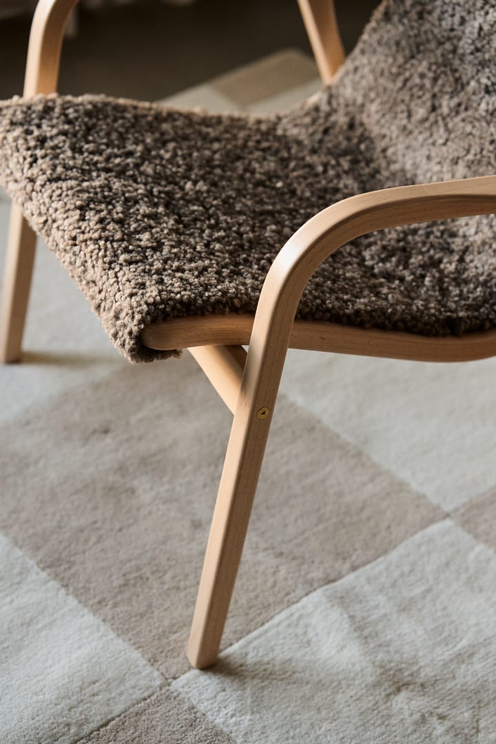 Sillón Lamino haya lacada/piel de oveja, Sahara (marrón turrón) Swedese