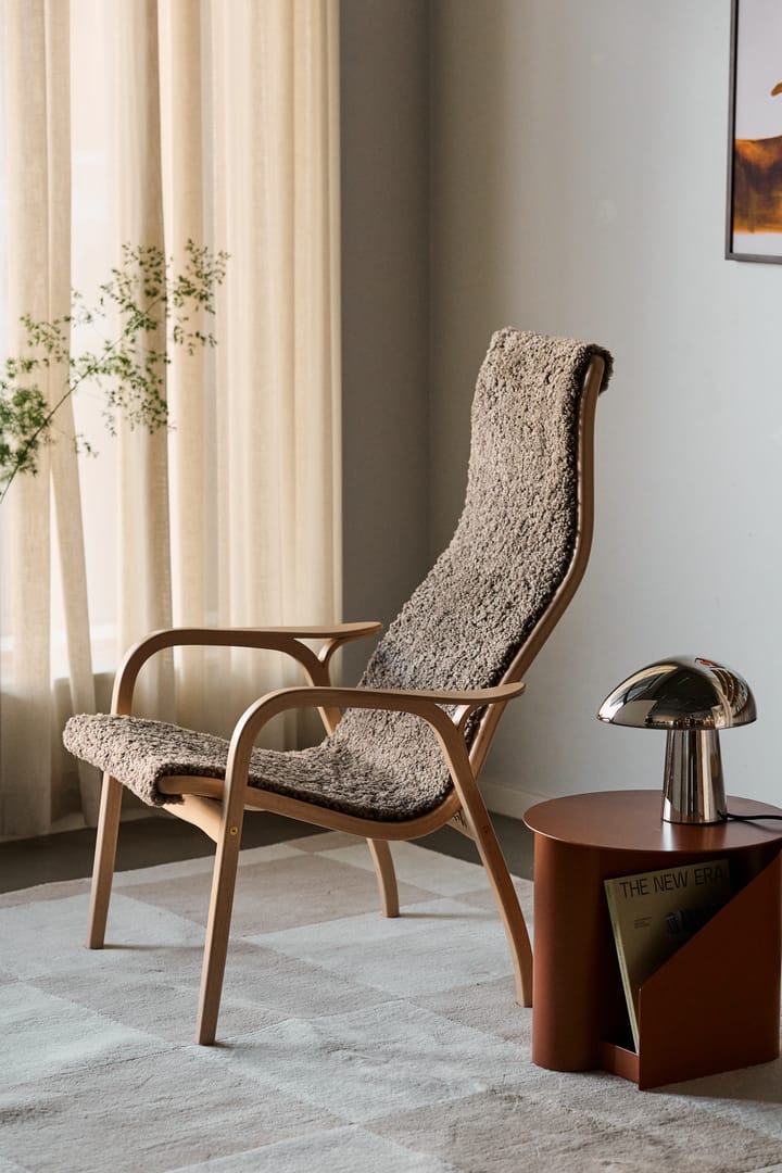 Sillón Lamino haya lacada/piel de oveja, Sahara (marrón turrón) Swedese