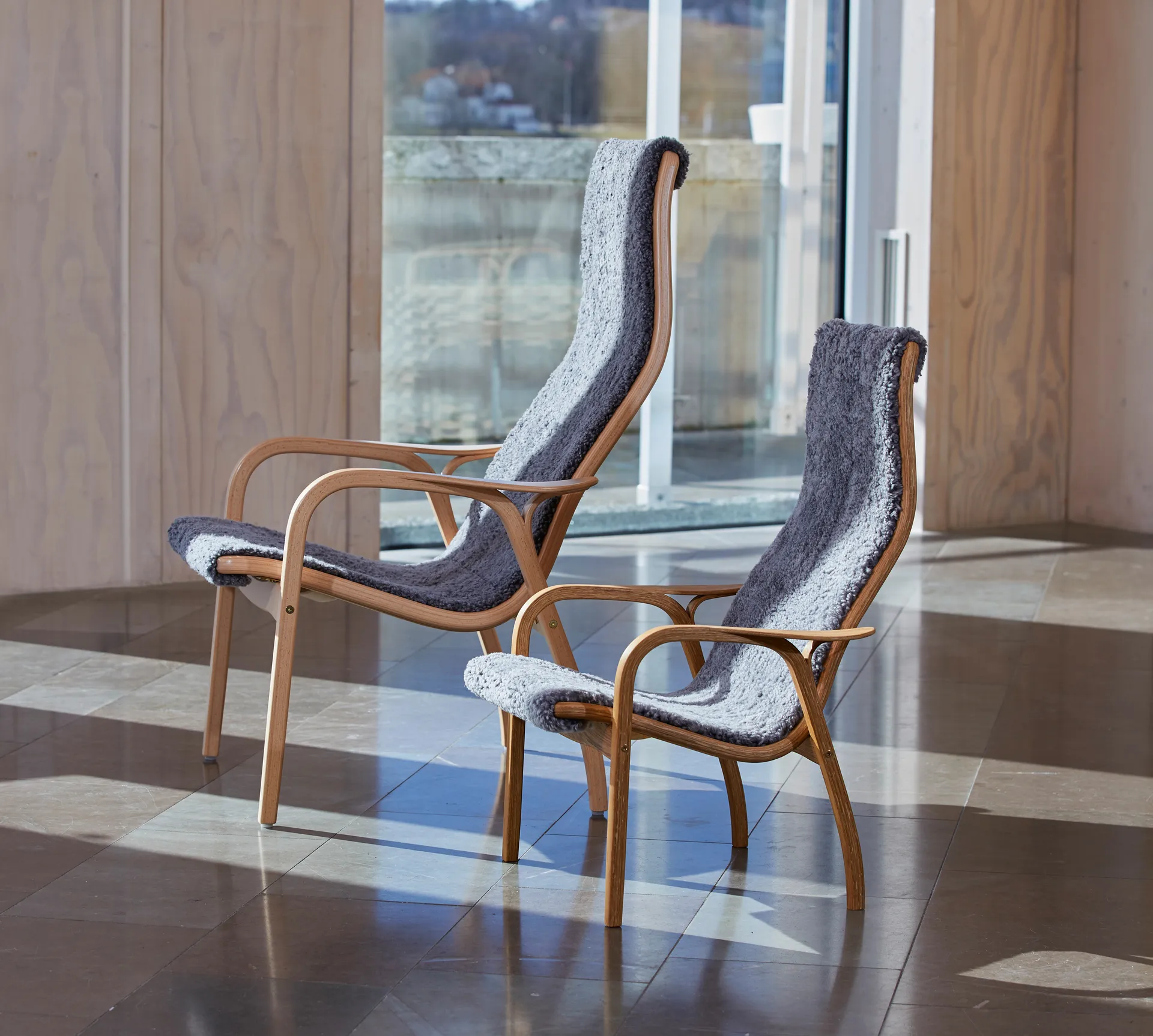 Sillón Lamino haya lacada/piel de oveja, Scandinavian Grey (gris) Swedese