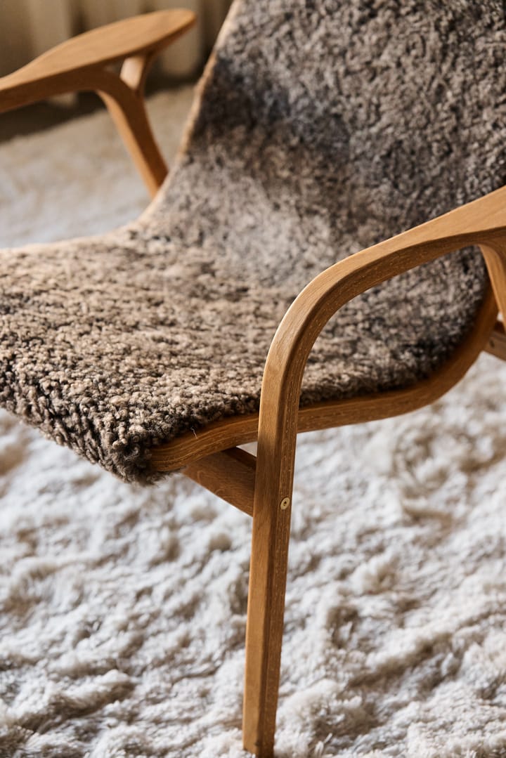 Sillón Lamino roble aceitado/piel de oveja, Sahara (marrón turrón) Swedese