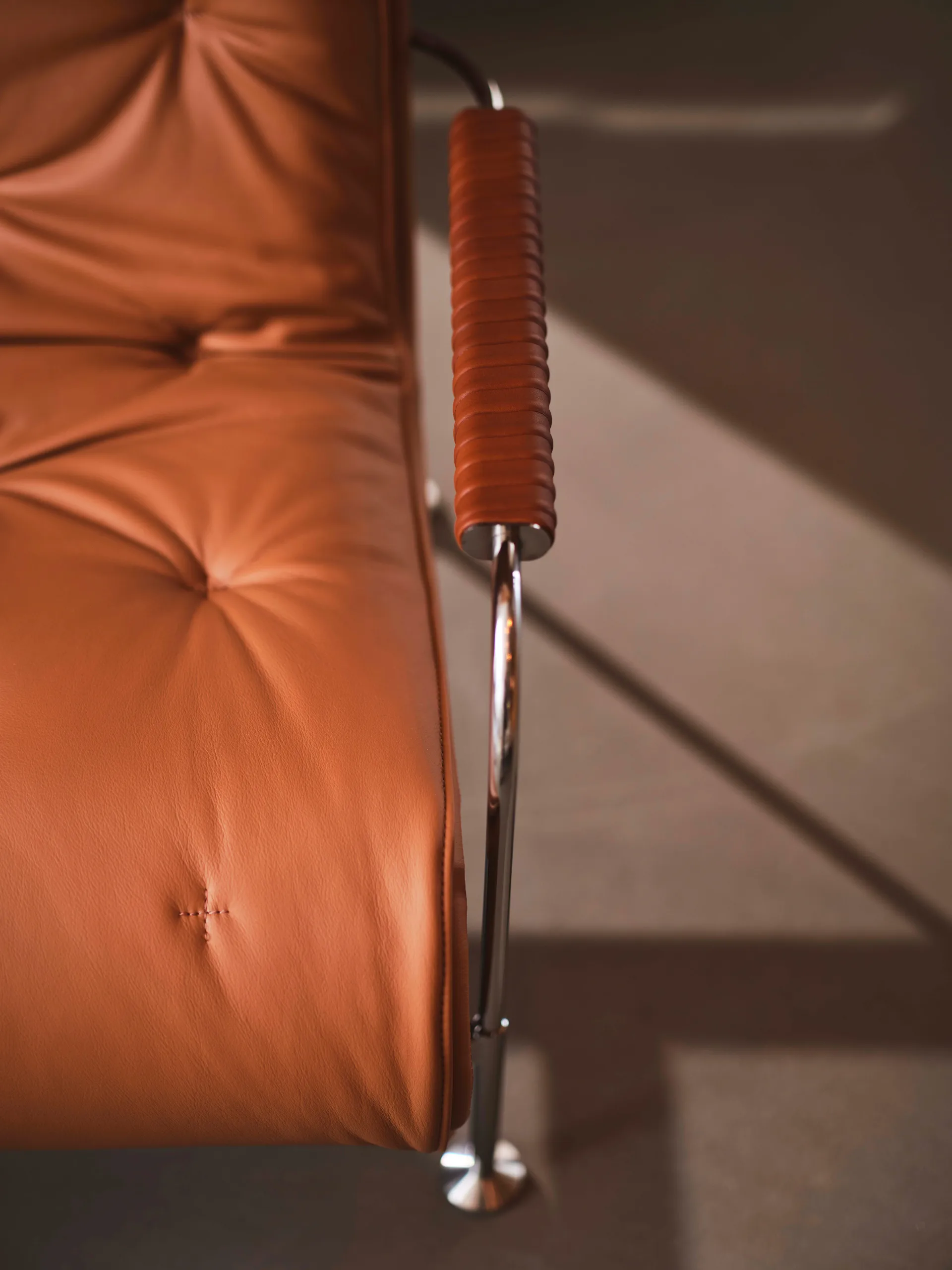 Sillón Serpentine, Cuero Elmo Soft marrón claro-cromo-Tärnsjö Cognac Swedese