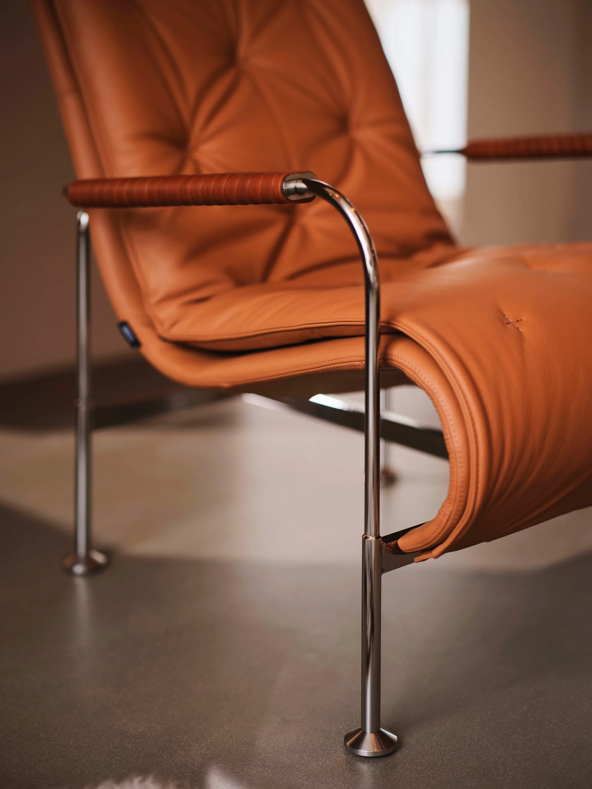 Sillón Serpentine, Cuero Elmo Soft marrón claro-cromo-Tärnsjö Cognac Swedese