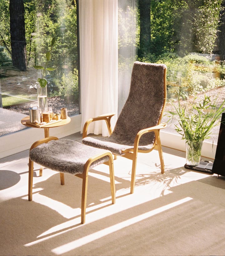 Sillón y reposapiés Lamino de roble aceitado/piel de oveja, Moonlight (beige) Swedese