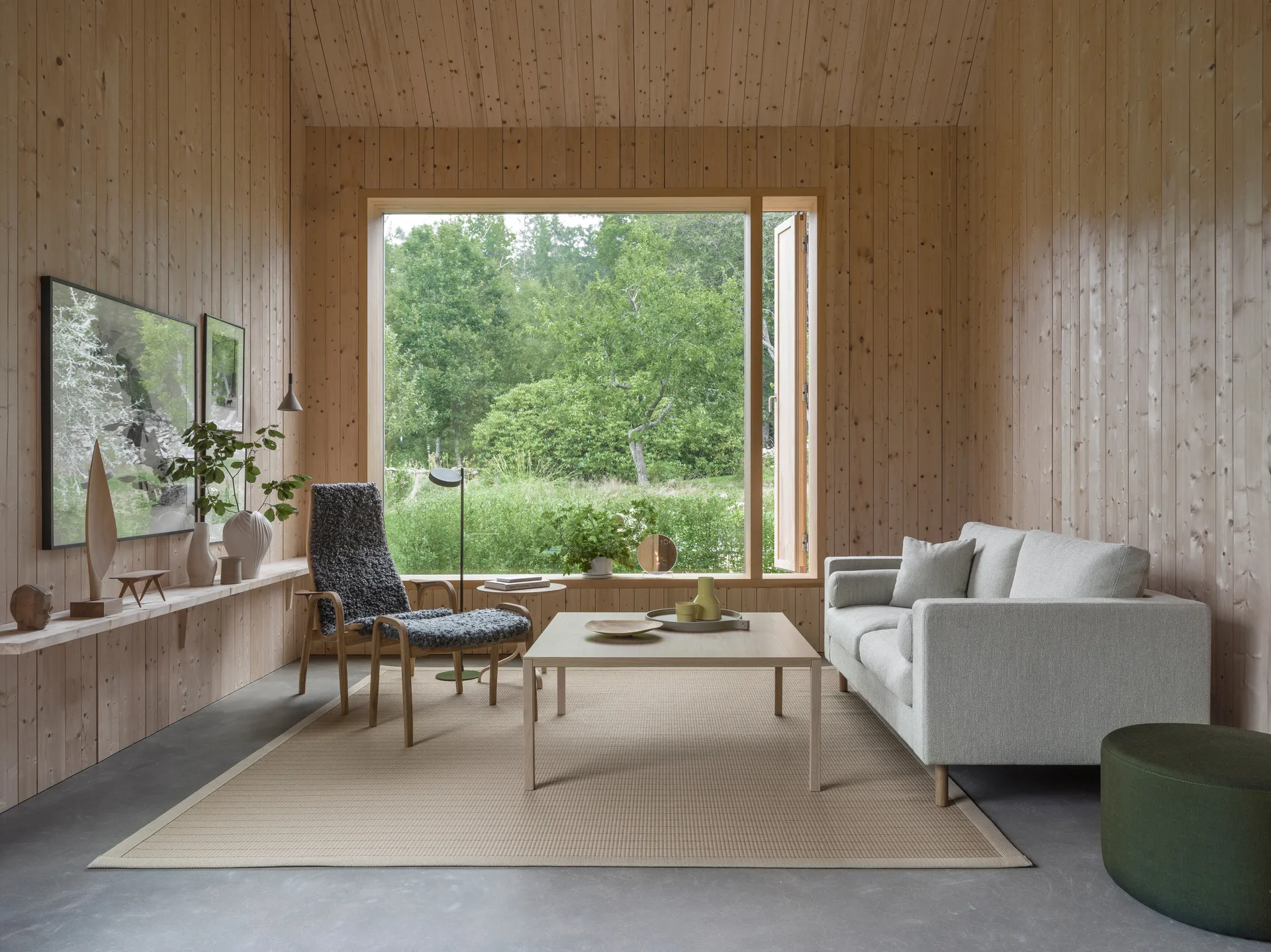 Sillón y reposapiés Lamino de roble aceitado/piel de oveja, Moonlight (beige) Swedese