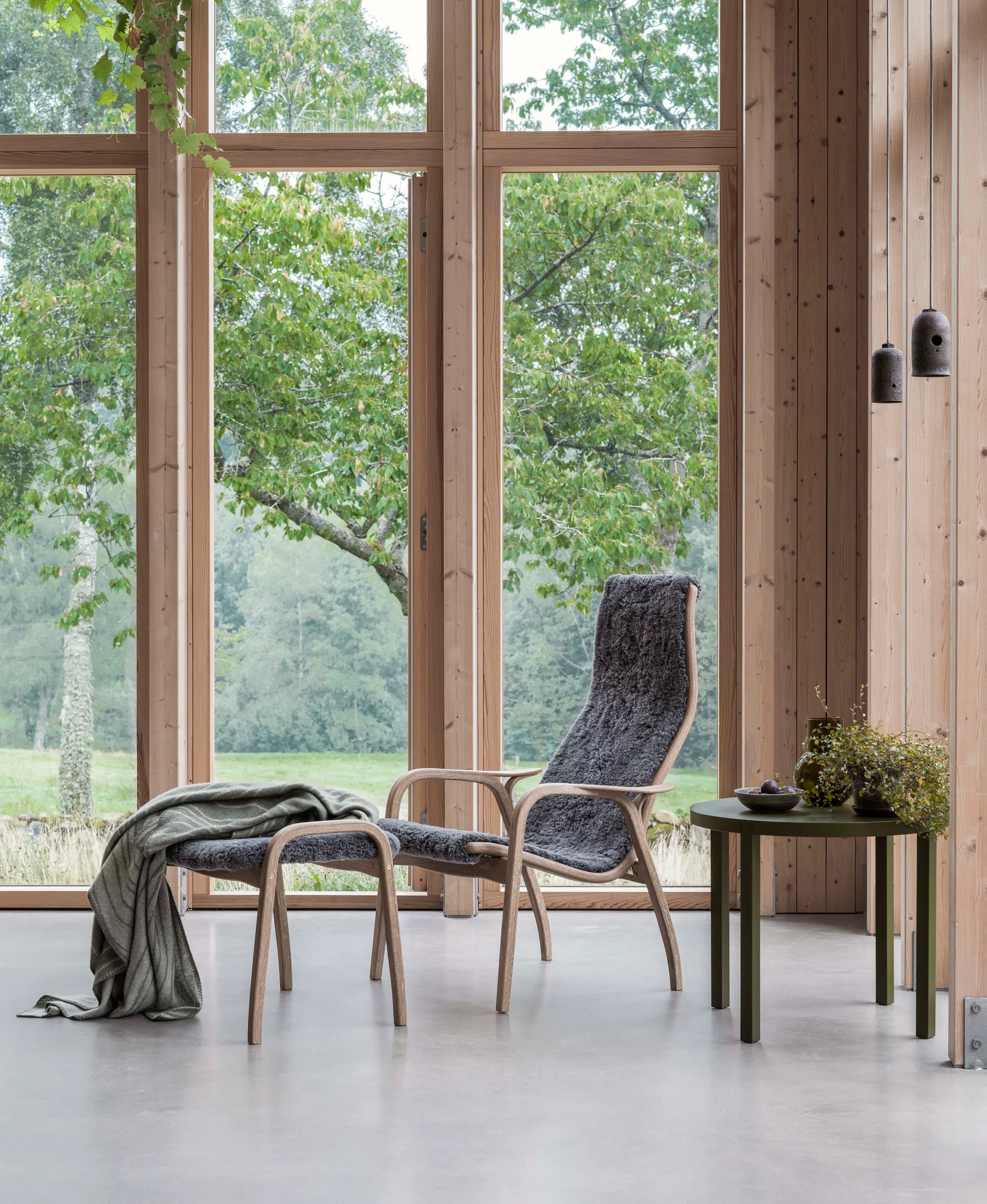 Sillón y reposapiés Lamino de roble aceitado/piel de oveja, Scandinavian Grey (gris) Swedese