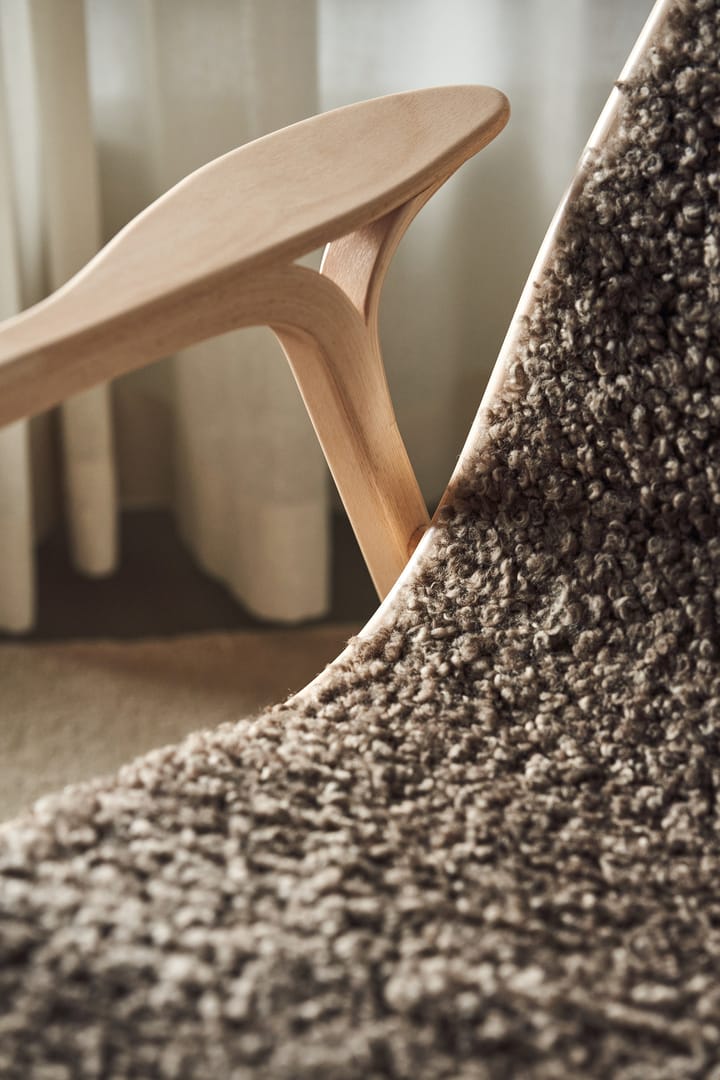 Sillón y reposapiés Lamino haya lacada/piel de oveja, Sahara (marrón turrón) Swedese