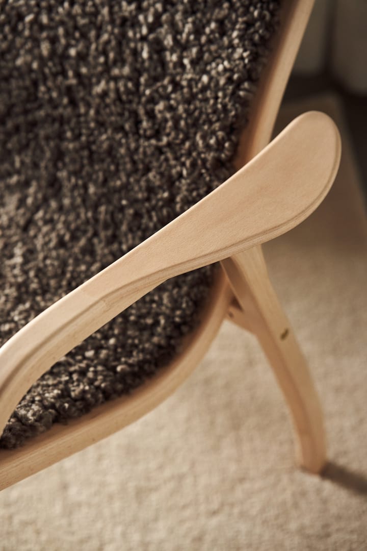 Sillón y reposapiés Lamino haya lacada/piel de oveja, Sahara (marrón turrón) Swedese
