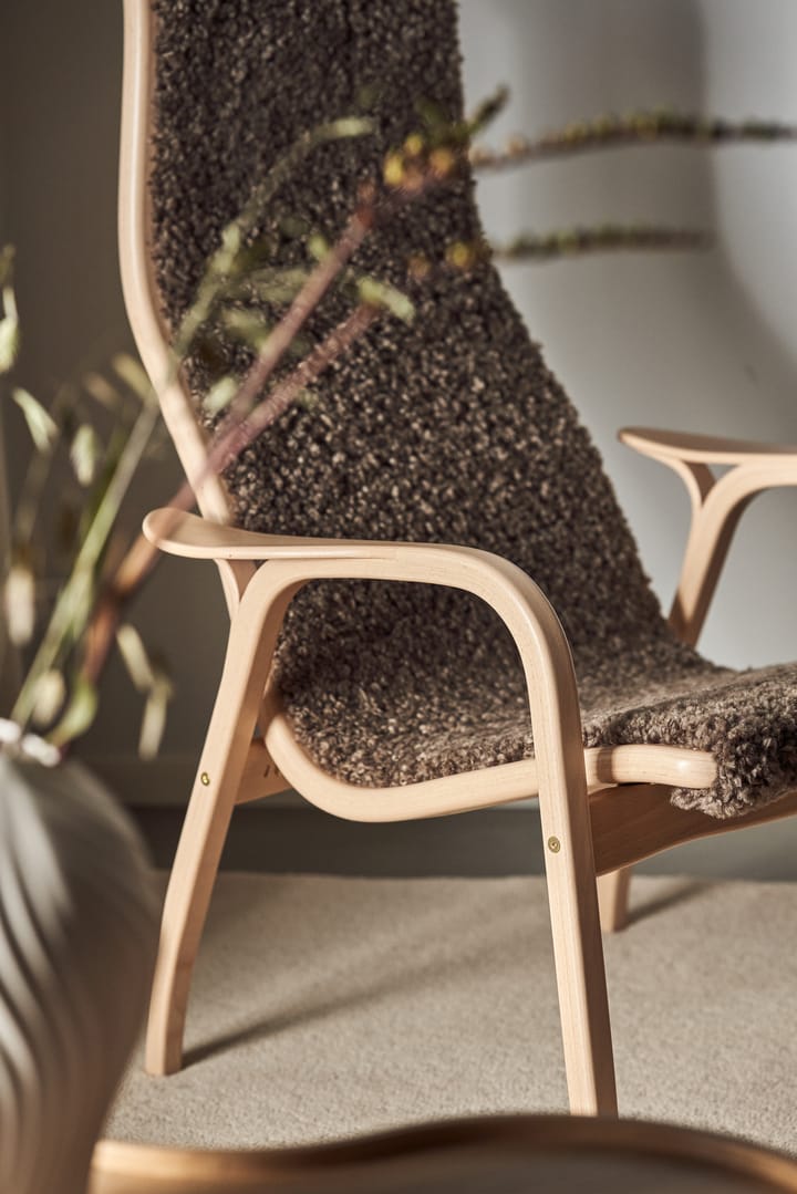 Sillón y reposapiés Lamino haya lacada/piel de oveja, Sahara (marrón turrón) Swedese