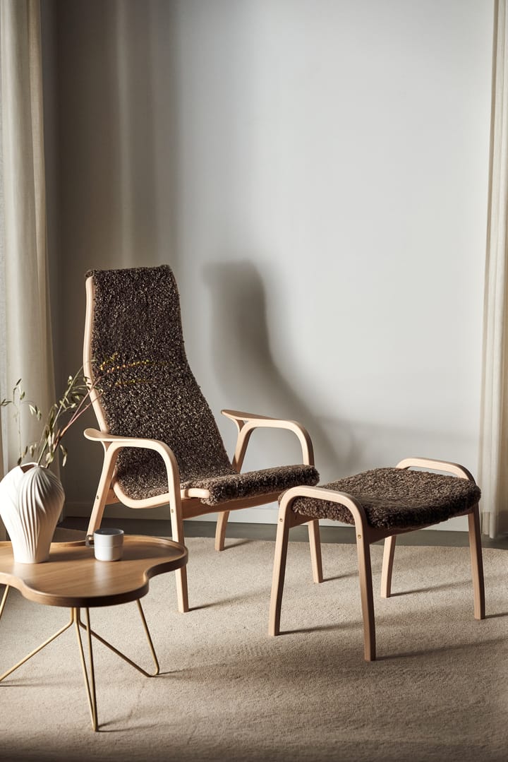 Sillón y reposapiés Lamino haya lacada/piel de oveja, Sahara (marrón turrón) Swedese