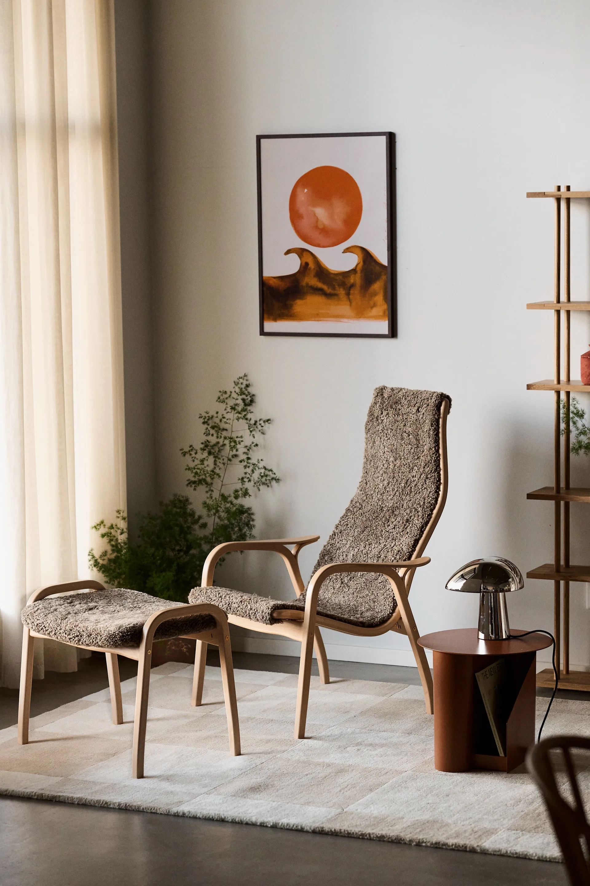 Sillón y reposapiés Lamino haya lacada/piel de oveja, Sahara (marrón turrón) Swedese