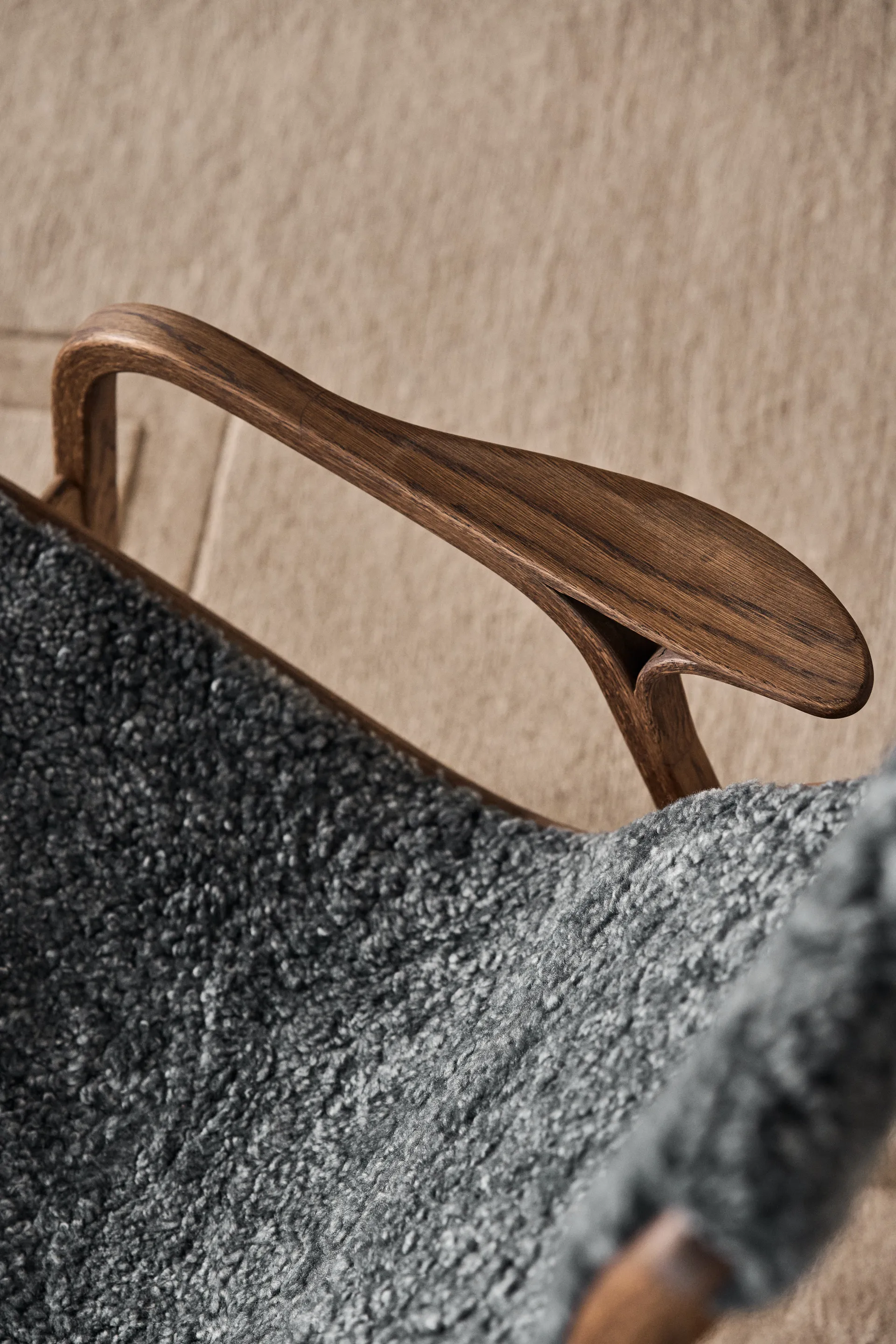 Sillón y reposapiés Lamino roble/piel de oveja Special Edition, Rubio Monocoat Chocolate-Charcoal Swedese