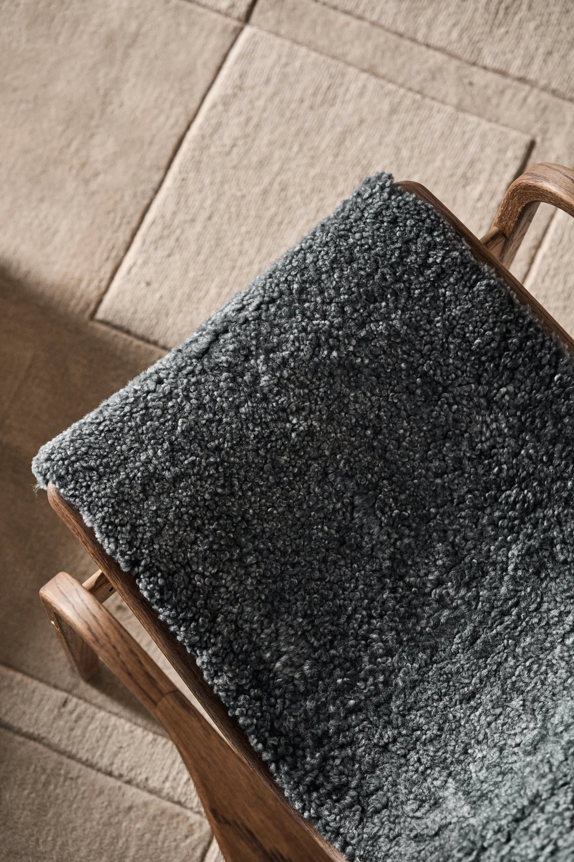 Sillón y reposapiés Lamino roble/piel de oveja Special Edition, Rubio Monocoat Chocolate-Charcoal Swedese