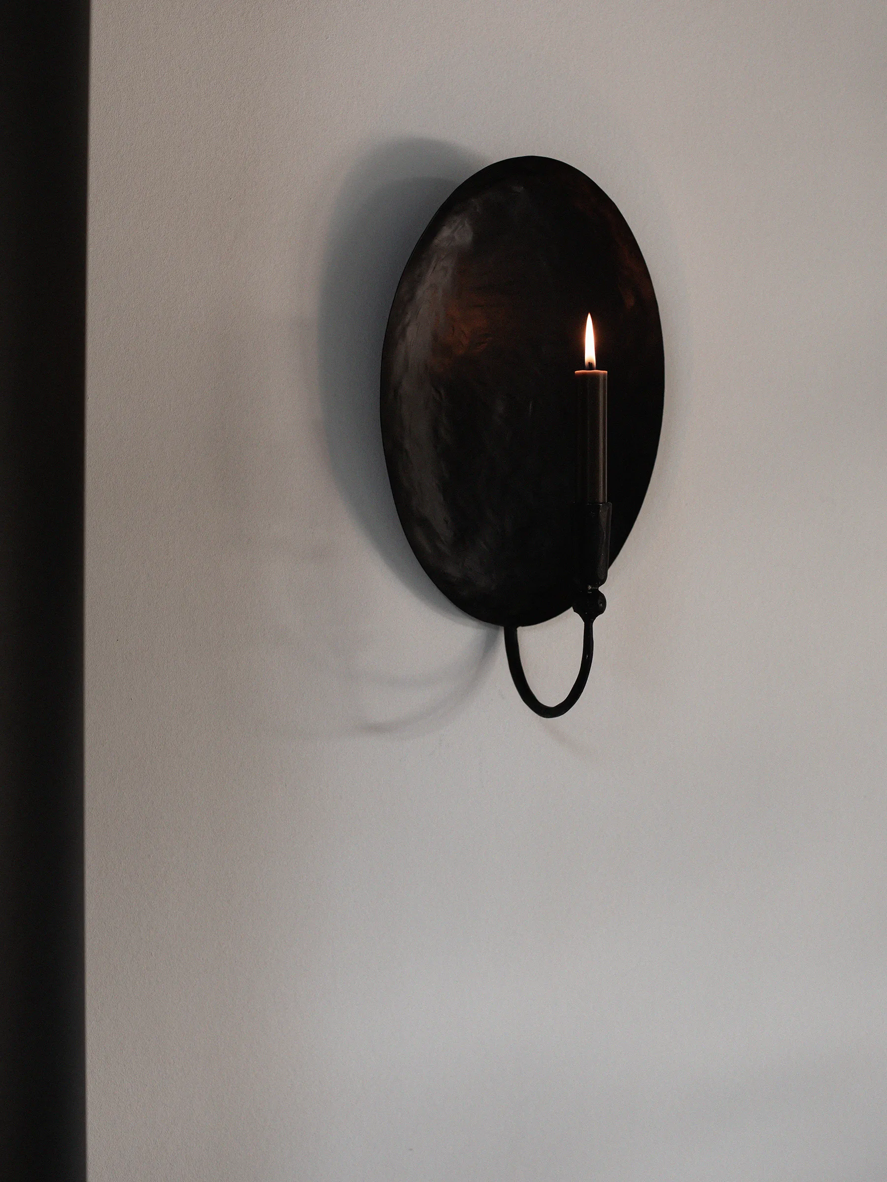 Candelabro de pared Boule con placa trasera, Negro Tell Me More