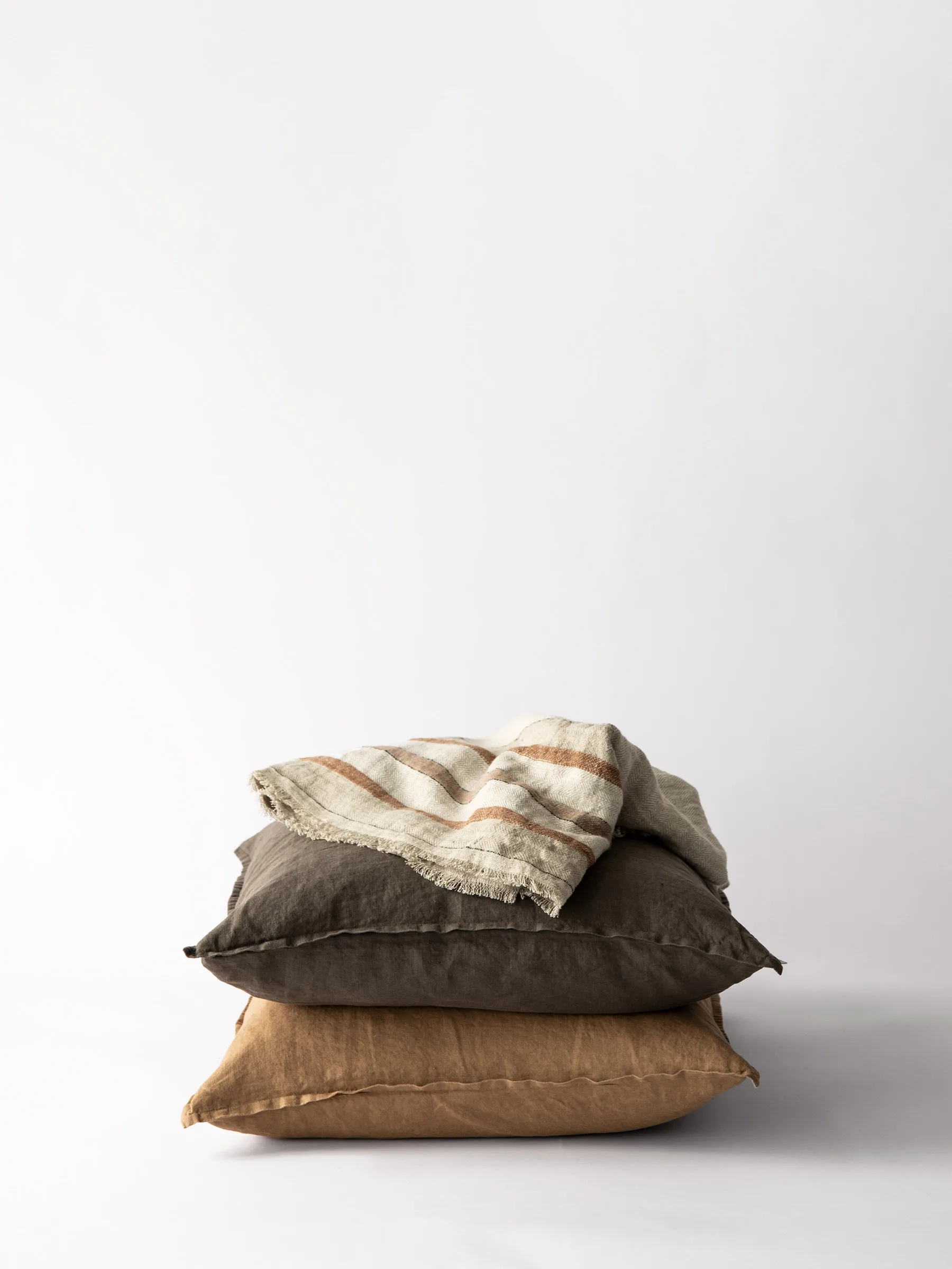 Funda de cojín Washed Linen 50x50 cm, Avellana Tell Me More