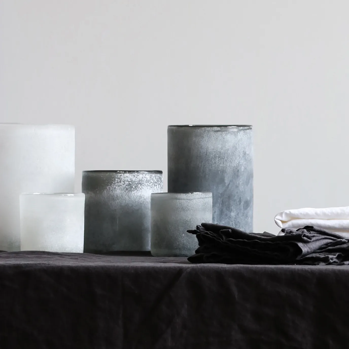 Portavelas Frost M, gris Tell Me More