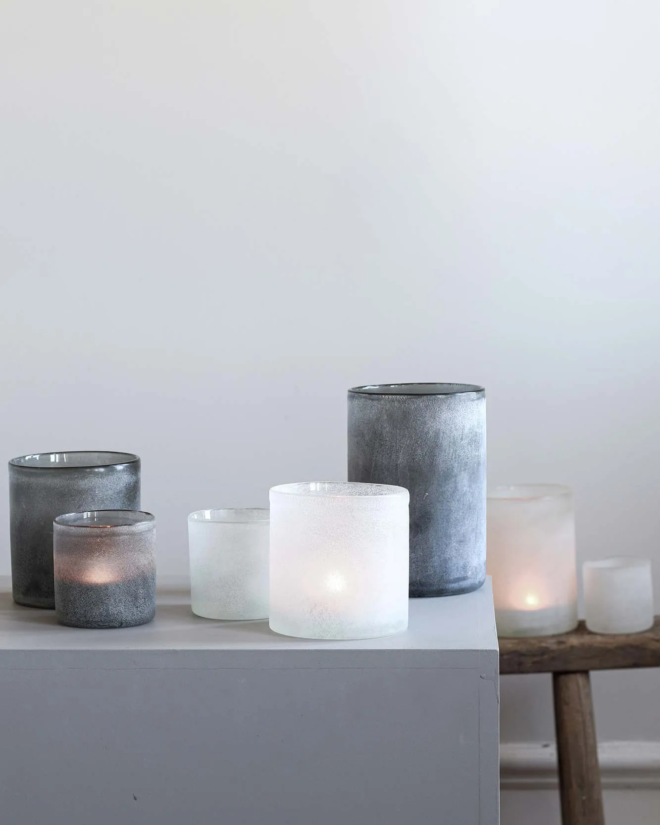 Portavelas Frost M, gris Tell Me More