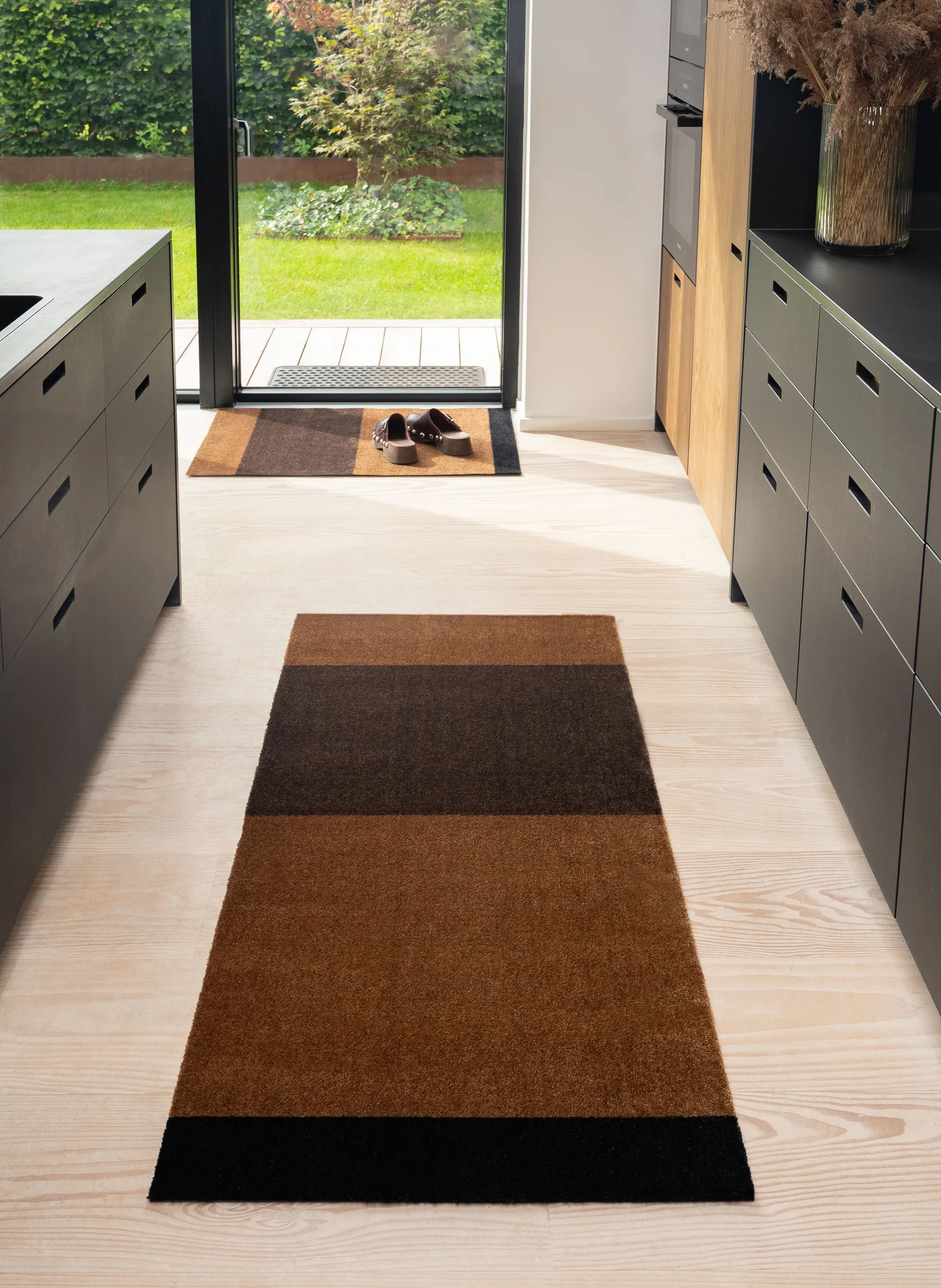 Felpudo Stripes horizontal, Cognac-dark brown-black, 60x90 cm tica copenhagen