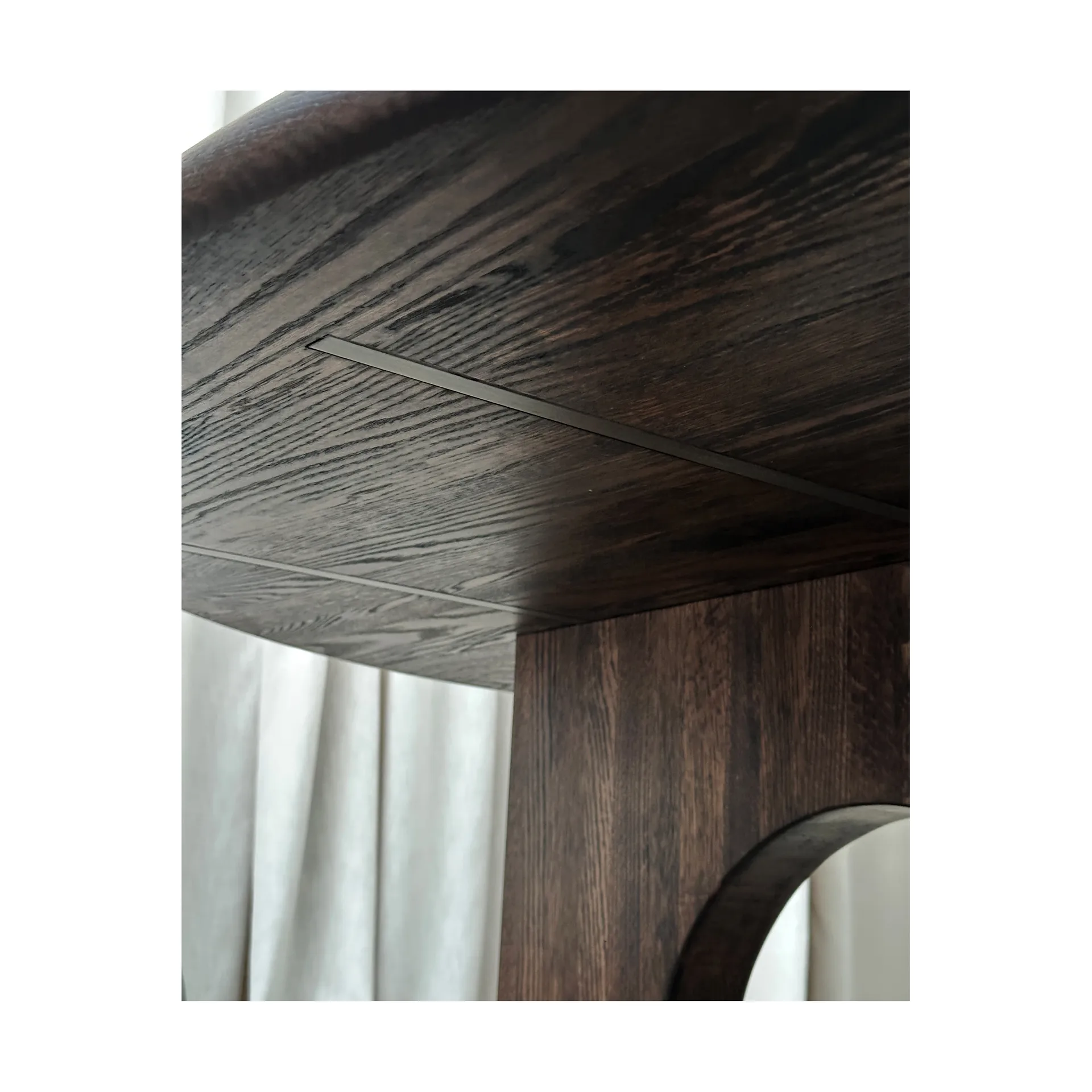 Mesa de comedor Sanders Ø160 cm, Roble tintado oscuro Tinted