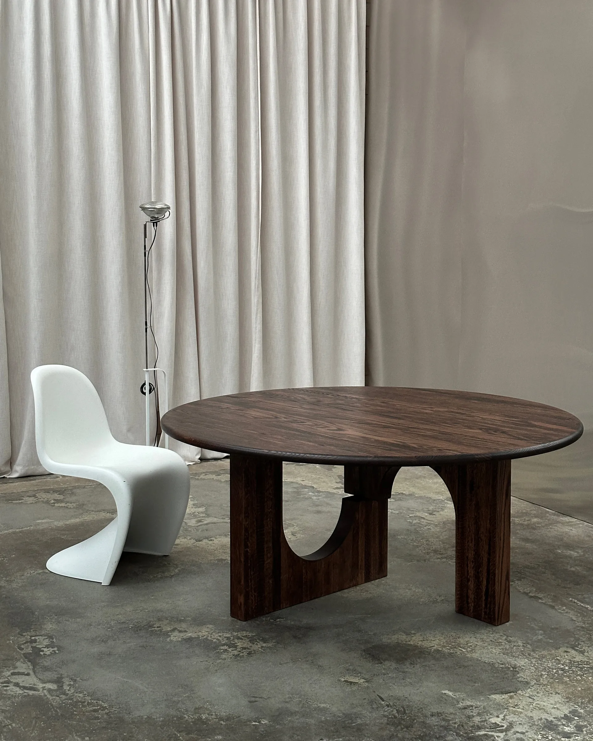Mesa de comedor Sanders Ø160 cm, Roble tintado oscuro Tinted