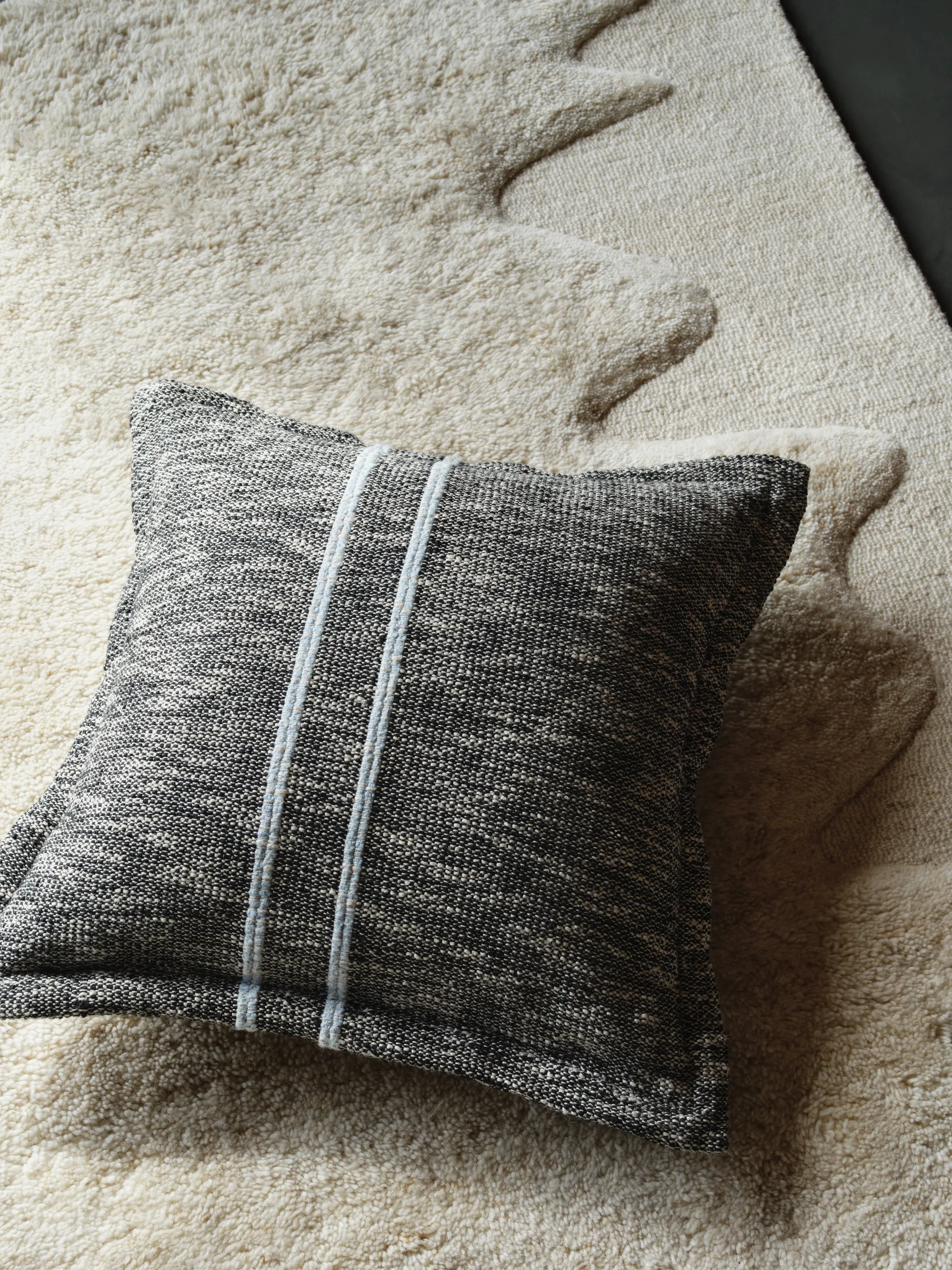 Cojín decorativo Track, Negro, 56×56 cm Tom Dixon