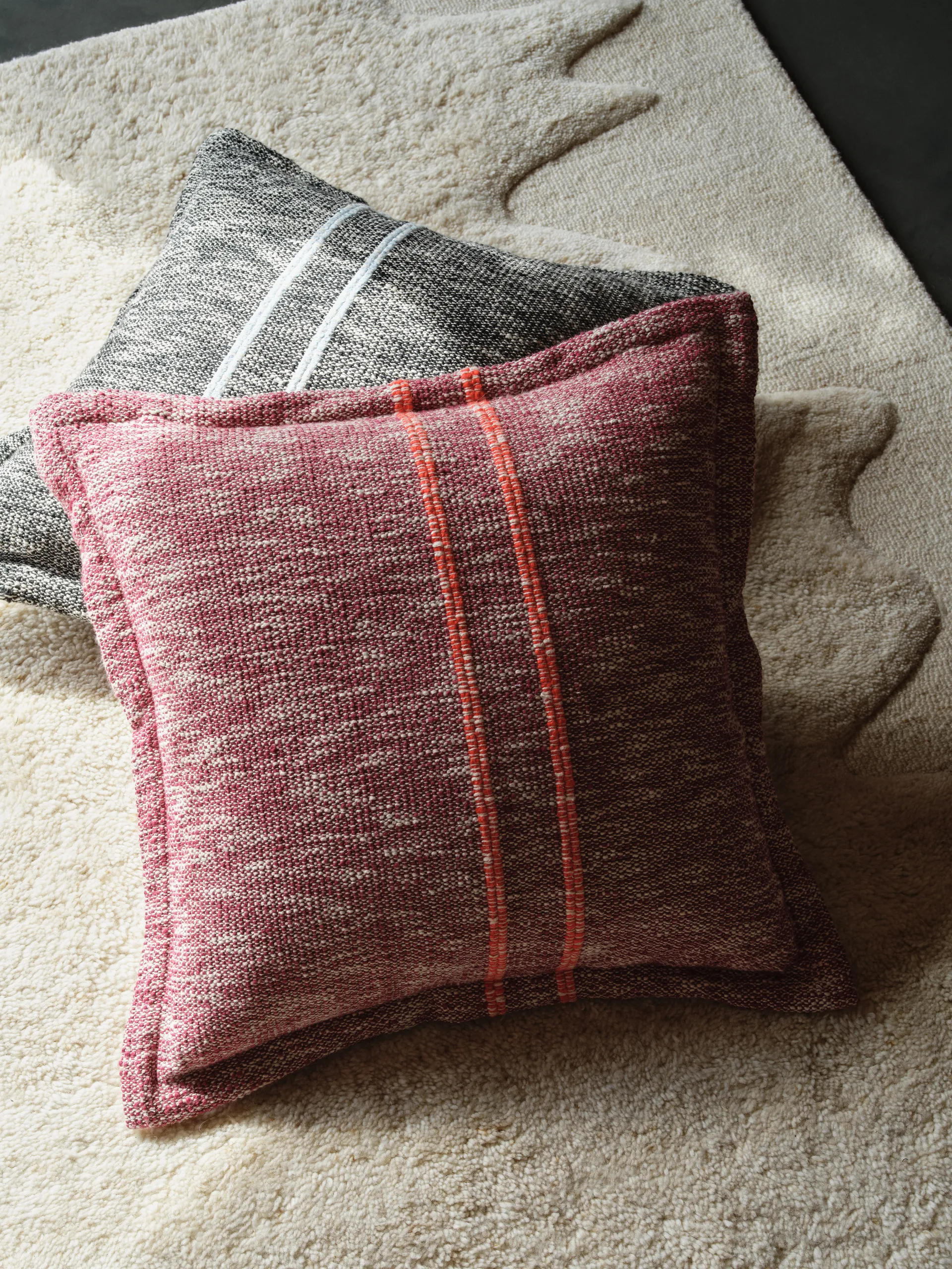 Cojín decorativo Track, Negro, 56×56 cm Tom Dixon