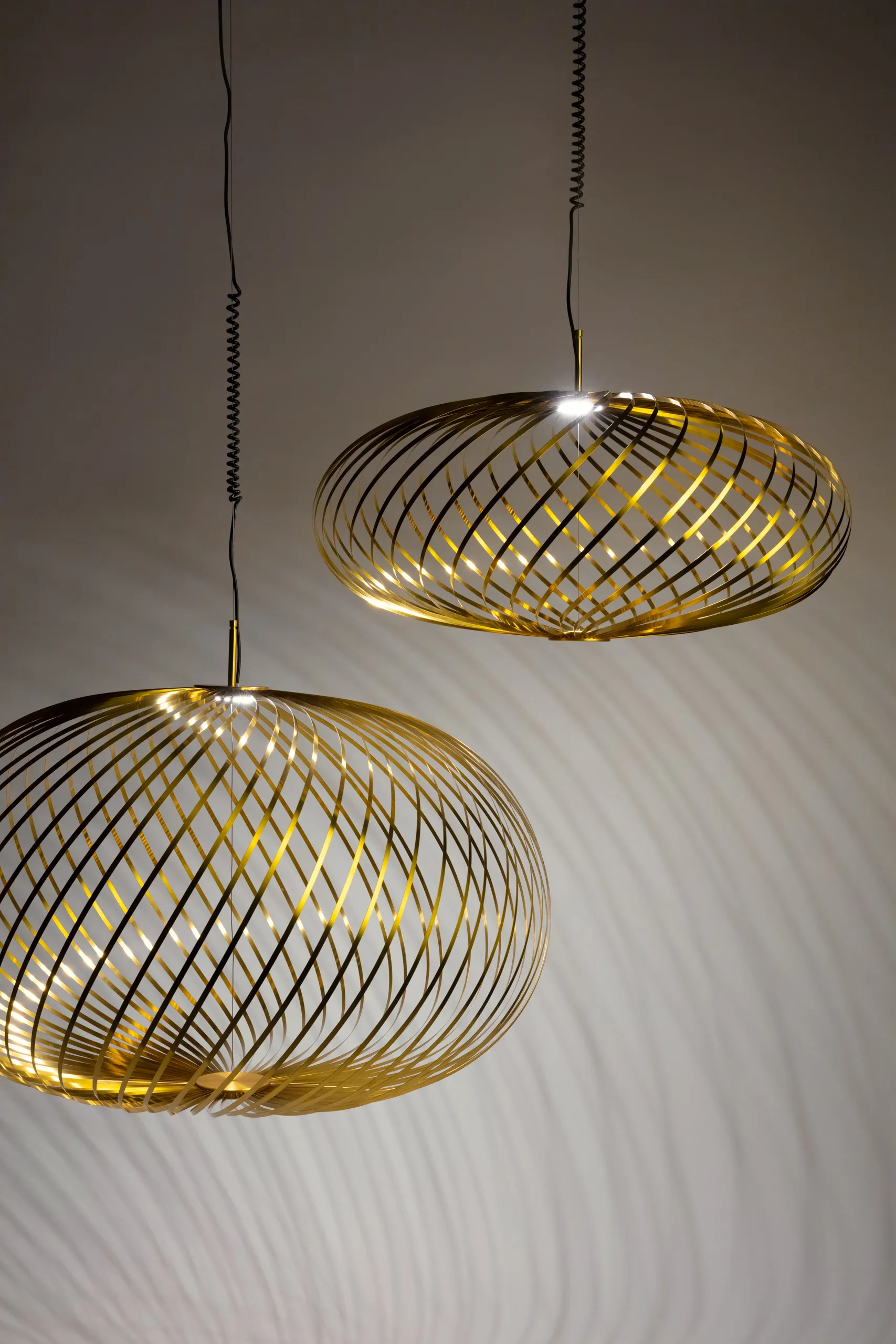 Lámpara colgante Spring LED latón, Grande Tom Dixon