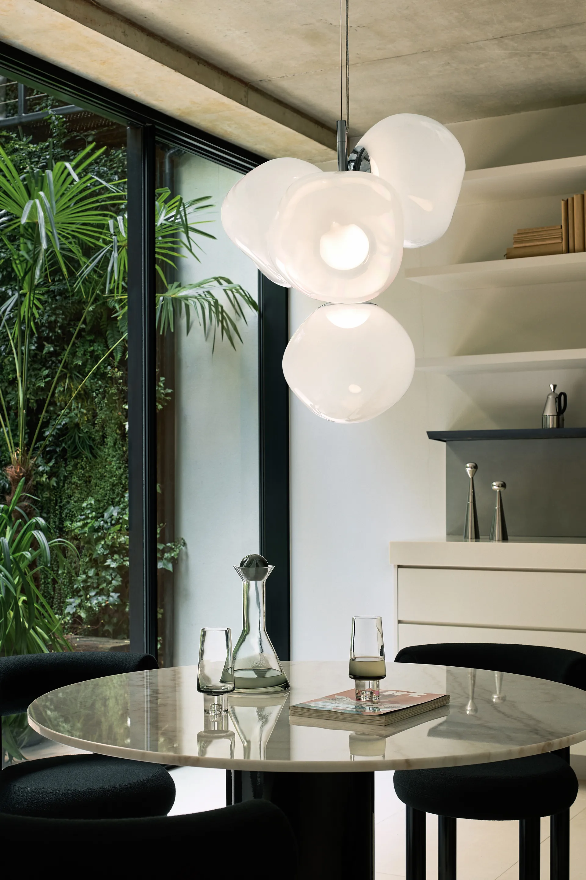 Lámpara de araña Melt Chandelier pequeña LED 103 cm, Ópalo-Dorado Tom Dixon