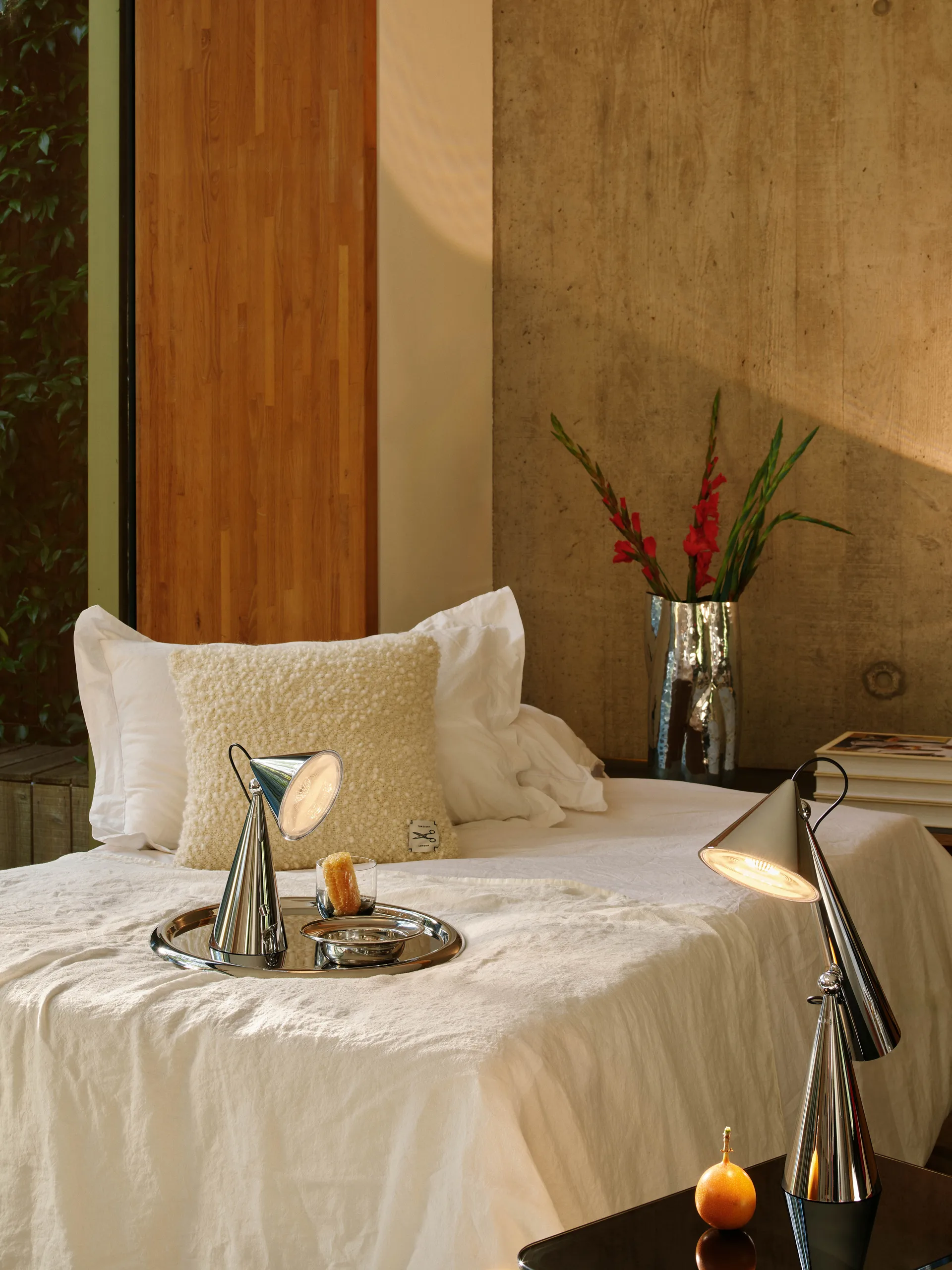 Lámpara de mesa Pose Portable LED, Plateado Tom Dixon