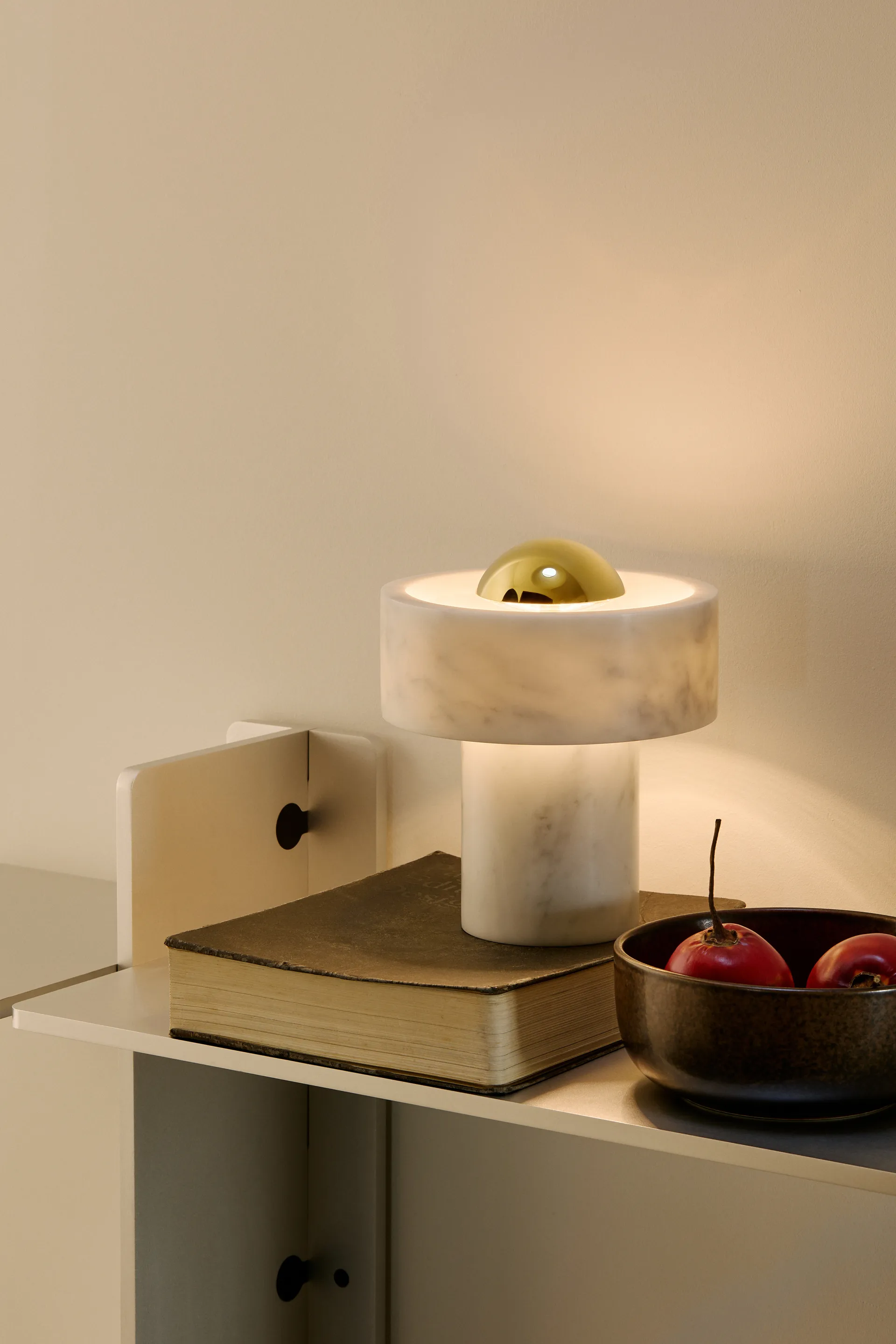Lámpara de mesa Stone Portable LED 28 cm, Marmol-dorado Tom Dixon
