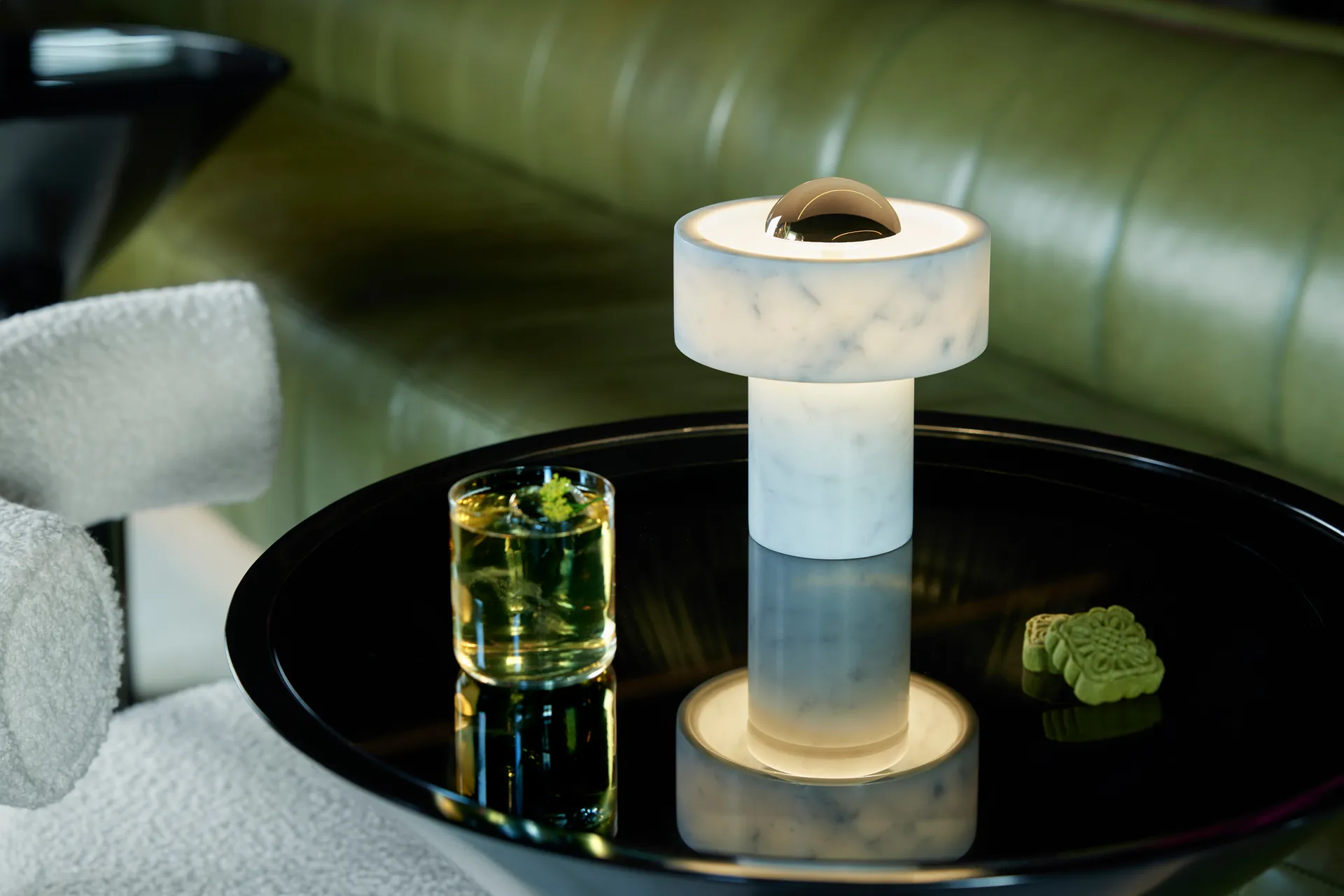Lámpara de mesa Stone Portable LED 28 cm, Marmol-dorado Tom Dixon
